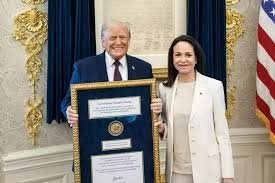 Machado entrega su medalla del Nobel de la Paz a Trump en la Casa Blanca: controversia y límites del gesto