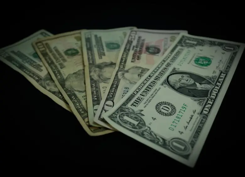 Dólar en Colombia cae a su nivel más bajo en años
