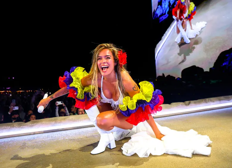 Karol G confirma gira mundial y desata críticas en Colombia