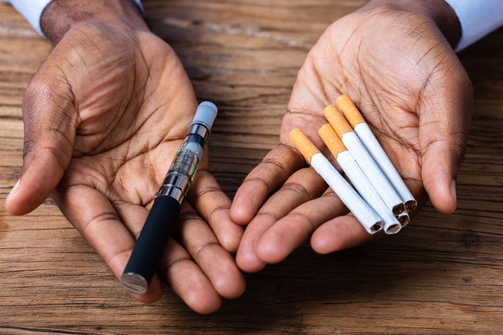 Reino Unido aprueba ley que veta fumar a nuevas generaciones