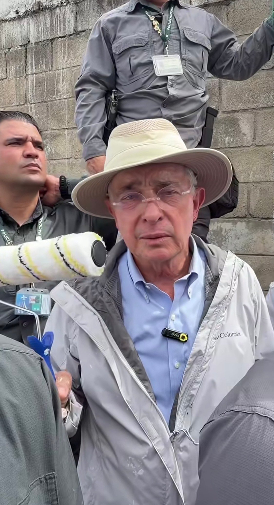 Mural sobre falsos positivos cerca de la casa de Álvaro Uribe desata tensión política en Antioquia